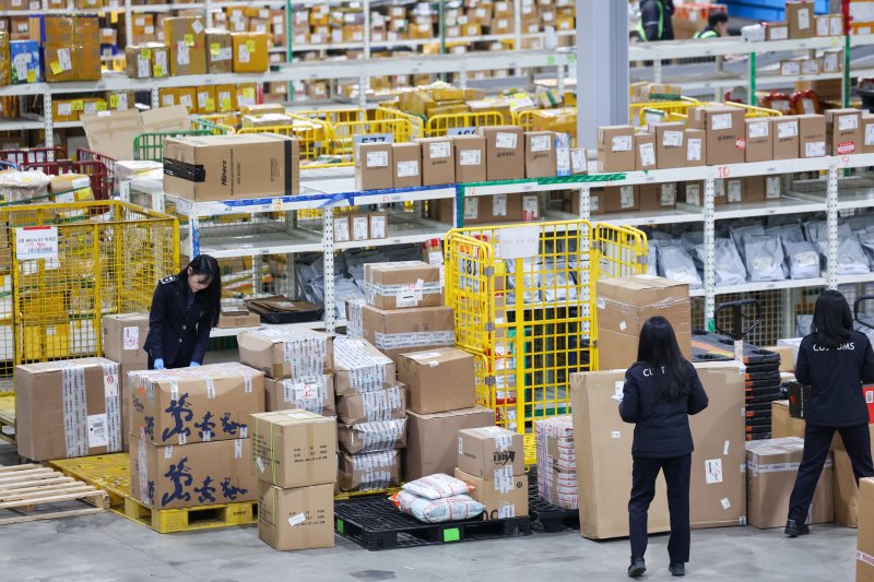 인천 중구 인천공항세관 특송물류센터에서 직원들이 직구 물품을 검사하고 있다. 2025.11.20/뉴스1 ⓒ News1 안은나 기자