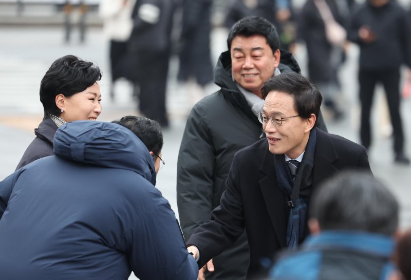 [서울=뉴시스] 김선웅 기자 = 박주민 더불어민주당 의원이 11일 서울 종로구 광화문광장에서 제9회 전국동시지방선거 서울시장 출마를 선언하기 위해 입장하며 참석자와 인사하고 있다. 2025.12.11. mangusta@newsis.com