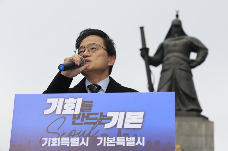 박주민 더불어민주당 의원이 11일 오전 서울 광화문 광장에서 서울시장 출마를 선언하고 있다. 2025.12.11/뉴스1 ⓒ News1 박정호 기자