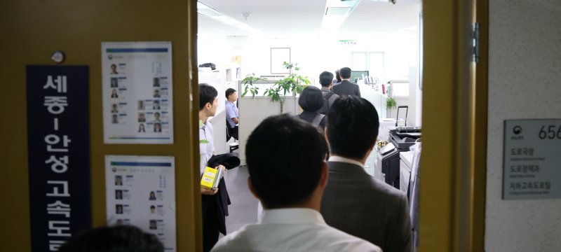 김건희 여사 관련 의혹을 수사하는 민중기 특별검사팀이 서울-양평고속도로 노선 변경 과정에 김 여사와 그 일가가 부당하게 개입했다는 의혹과 관련해 14일 오전 세종시에 있는 국토교통부 등에 대한 압수수색을 진행하고 있다. 2025.7.14/뉴스1 ⓒ News1 김기남 기자