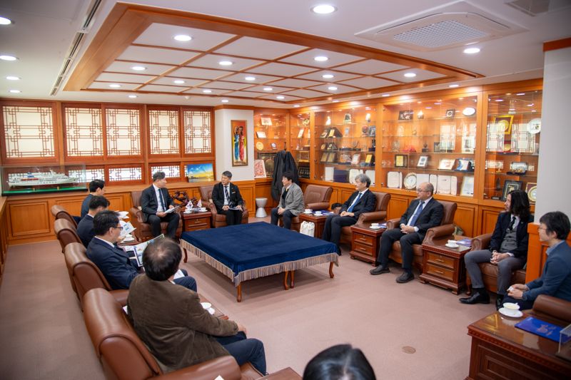 국립한국해양대학교와 일본 신슈대학교 관계자들이 한국해양대에서 학술교류와 공동연구 협력 방안을 논의하고 있다. 국립한국해양대학교 제공