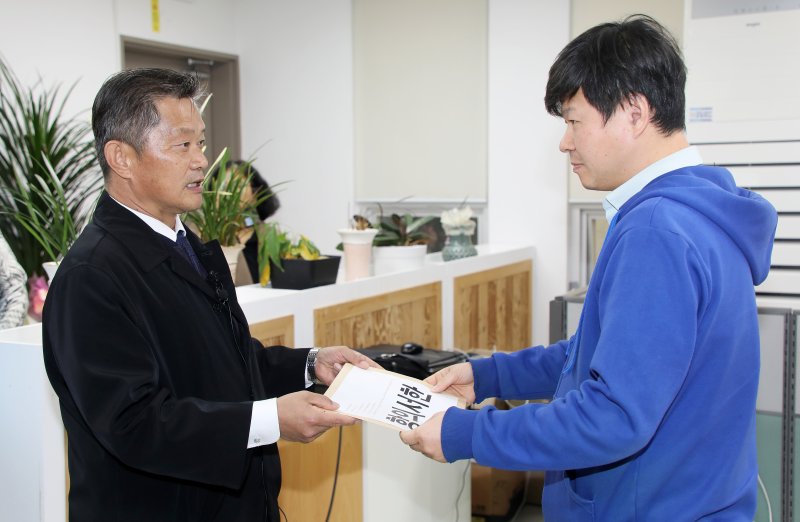 김명호 진보당 제주도당 위원장(왼쪽)이 11일 오전 제주시 이도2동 더불어민주당 제주도당을 방문해 4·3 당시 강경진압을 주도한 고(故) 박진경 대령에 대한 국가유공자 지정 취소를 촉구하는 항의서한을 전달하고 있다. 2025.12.11/뉴스1 ⓒ News1 오미란 기자