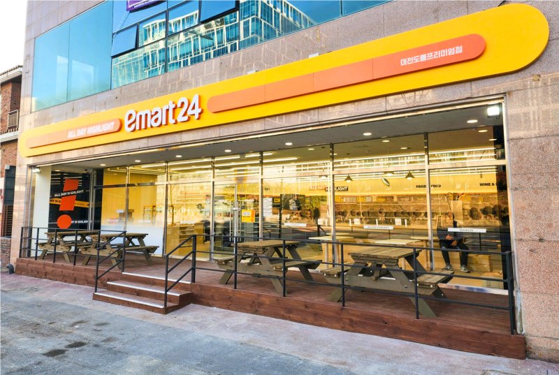 [대전=뉴시스] 이마트24가 대전 유성구 도룡동에 차세대 가맹점의 표준 모델이 될 프로토타입 매장 '대전 도룡프리미엄점'을 12일 대전충청권 지역에 처음 문을 연다. (사진=이마트24 제공) 2025.12.11. photo@newsis.com *재판매 및 DB 금지