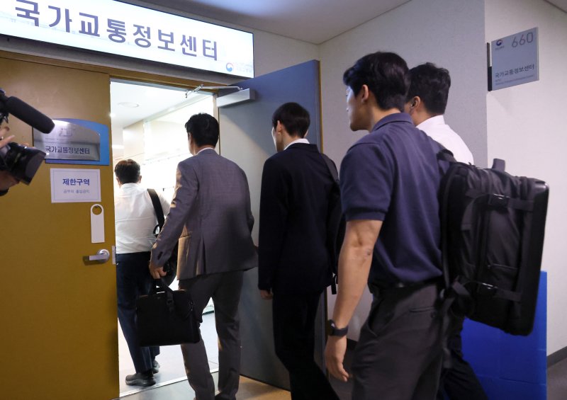 [세종=뉴시스] 강종민 기자 = 양평고속도로 특혜 의혹 관련 국토교통부 압수수색에 나선 김건희 특검팀이 14일 오전 정부세종청사 국가교통정보센터로 향하고 있다. 2024.07.14. ppkjm@newsis.com