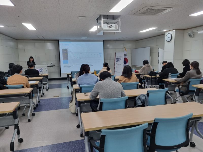 전남도교육청이 내년부터 22개 시·군 모든 도서관에서 지역 서점 연계 '바로대출서비스'를 확대 시행키로 하고 지난 9~10일 도내 공공도서관 사서 및 지역 서점 관계자들을 대상으로 교육을 실시했다. 전남도교육청 제공