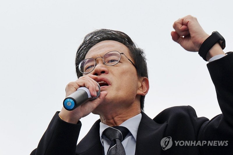 주먹 불끈 쥔 박주민 의원 (출처=연합뉴스)