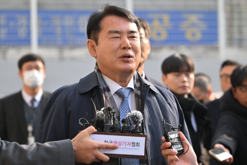 [광주=뉴시스] 이영주 기자 = 고교 동창을 광주시교육청 감사관으로 채용하는 과정에서 부당한 외압을 행사한 혐의를 받는 이정선 광주교육감이 11일 오전 광주 동구 광주지법에서 영장실질심사(구속 전 피의자 신문)를 받기 전 입장을 발표하고 있다. 2025.12.11. leeyj2578@newsis.com