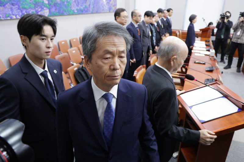 김용원 국가인권위원회 상임위원이 5일 서울 여의도 국회 운영위원회에서 열린 국가인권위원회에 대한 국정감사에서 증인 선서를 거부한 뒤 퇴장당하고 있다. 2025.11.5/뉴스1 ⓒ News1 신웅수 기자