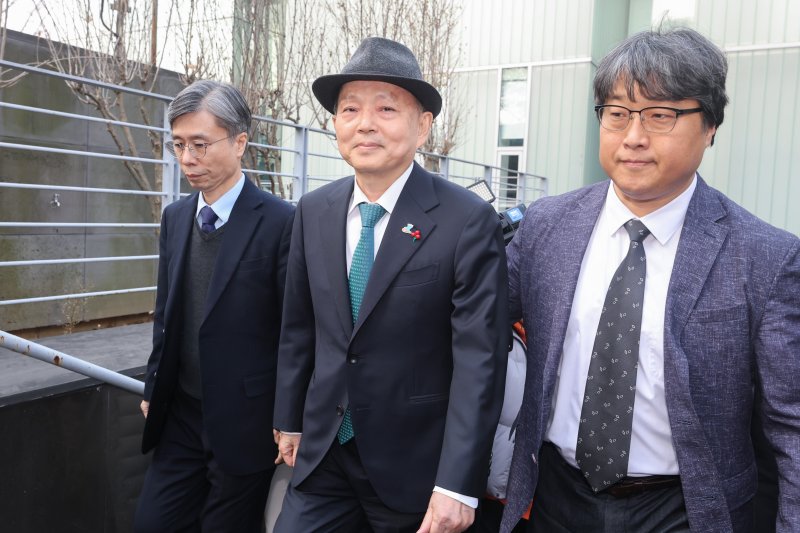 안창호 국가인권위원장이 10일 서울 중구 안중근의사기념관에서 열린 세계인권선언 77주년 2025 인권의 날 기념식에 참석하기 위해 이동하다 국가인권위원회 바로잡기 공동행동 등 단체 회원들에게 가로막힌 뒤 발길을 돌리고 있다. (공동취재) 2025.12.10/뉴스1 ⓒ News1 김진환 기자