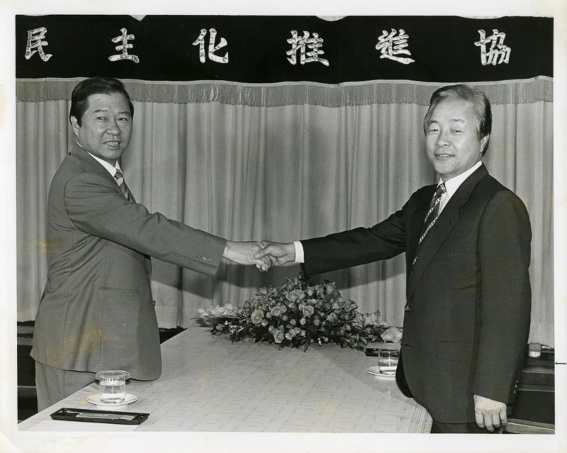 김영삼 전 대통령이 민주화 추진협의회 공동의장인 김대중 전 대통령과 악수하고 있다. (김영삼 대통령 기록관)2015.11.22/뉴스1