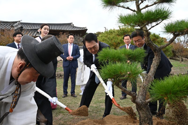 윤석열 대통령이 2023년 10월27일 오후 경북 안동 병산서원을 방문해 이철우 경북도지사와 권기창 안동시장, 유림들과 기념 식수를 하는 모습. (대통령실 제공) 2023.10.27/뉴스1