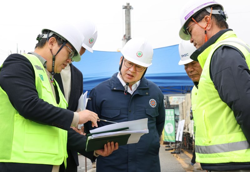 이장우 대전시장은 11일 트램 10공구 현장을 찾아 교통 처리 대책 등을 점검했다. (시 제공) / 뉴스1