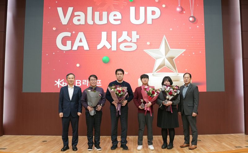 정문철 사장(왼쪽 첫 번째)과 기형서 소비자보호본부 부사장(오른쪽 첫 번째)이 지난 10일, KB라이프타워에서 우수 GA 수상자들과 함께 기념사진을 촬영하고 있다. /사진=파이낸셜뉴스 사진DB