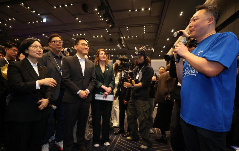 [서울=뉴시스] 김혜진 기자 = 한성숙 중소벤처기업부 장관이 지난 10일 서울 강남구 코엑스에서 열린 글로벌 스타트업 페스티벌 '컴업(COMEUP) 2025'에서 관계자들과 대화를 나누고 있다. 2025.12.11. jini@newsis.com