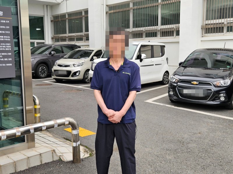 장기 미제사건인 ‘2004년 강원 영월 영농조합 간사 살인사건’의 범인으로 1심에서 무기징역을 선고받은 뒤 항소심에서 무죄로 뒤집혀 풀려난 A 씨(60)가 기자들과 만나 소감을 밝히고 있다.2025.9.16 한귀섭 기자