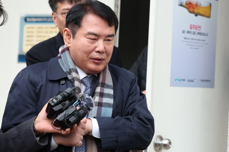 이정선 광주시교육감이 11일 광주 동구 광주지방법원에서 사전구속영장 실질심사를 받고 나오고 있다. 지난 2022년 신임 감사관 임용 절차에 개입한(직권남용 권리행사) 혐의를 받는 이 교육감의 구속 여부는 이날 오후 중 나올 예정이다. 2025.12.11/뉴스1 ⓒ News1 이승현 기자