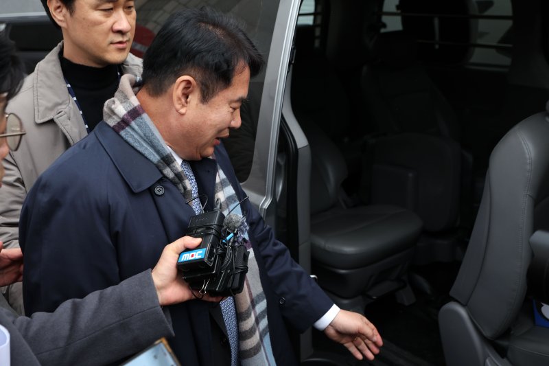 이정선 광주시교육감이 11일 광주 동구 광주지방법원에서 사전구속영장 실질심사를 받고 나오고 있다. 지난 2022년 신임 감사관 임용 절차에 개입한(직권남용 권리행사) 혐의를 받는 이 교육감의 구속 여부는 이날 오후 중 나올 예정이다. 2025.12.11/뉴스1 ⓒ News1 이승현 기자