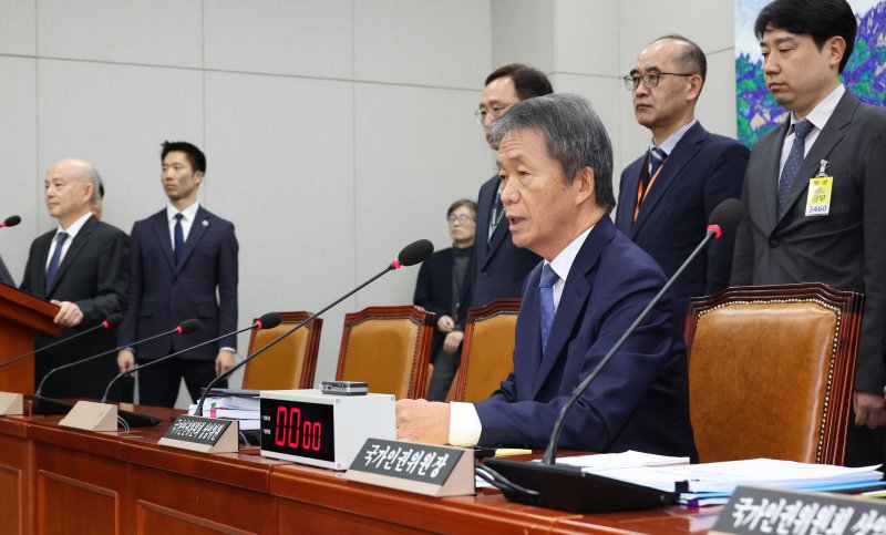 [서울=뉴시스] 김금보 기자 = 김용원 국가인권위원회 상임위원이 5일 오전 서울 여의도 국회에서 열린 운영위원회 국가인권위원회 국정감사에서 퇴장 당하고 있다.김병기 운영위원장은 증인선서를 따로 하겠다며 발언을 이어가는 김용원 상임위원을 퇴장시킬 것을 경위에게 명했다. 2025.11.05. kgb@newsis.com