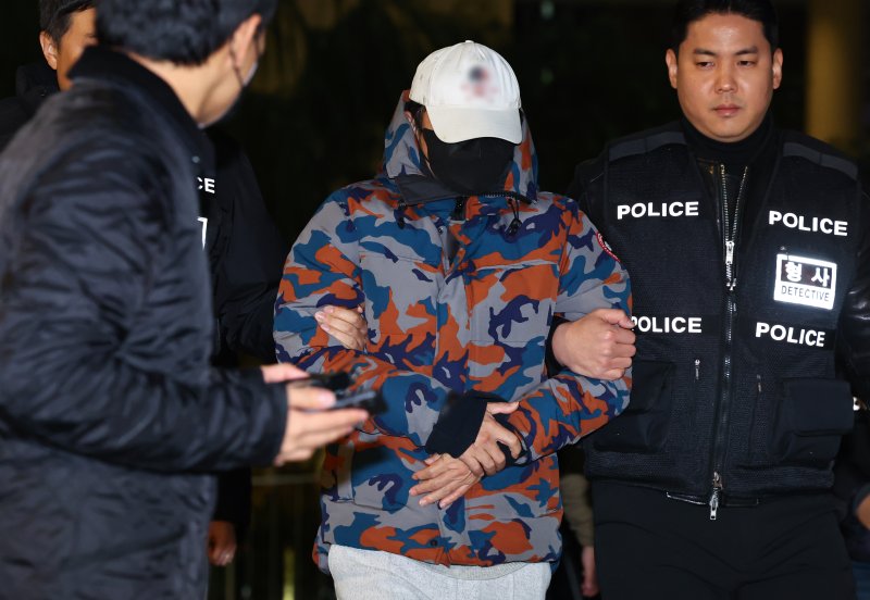 [서울=뉴시스] 최진석 기자 = 압수수색을 받던 중 도주했던 도이치모터스 주가조작 사건과 관련해 제3의 주포로 지목된 이 모씨가 지난달 20일 서울 종로구 김건희 특검팀(특별검사 민중기)사무실로 압송되는 모습. 2025.11.20. myjs@newsis.com