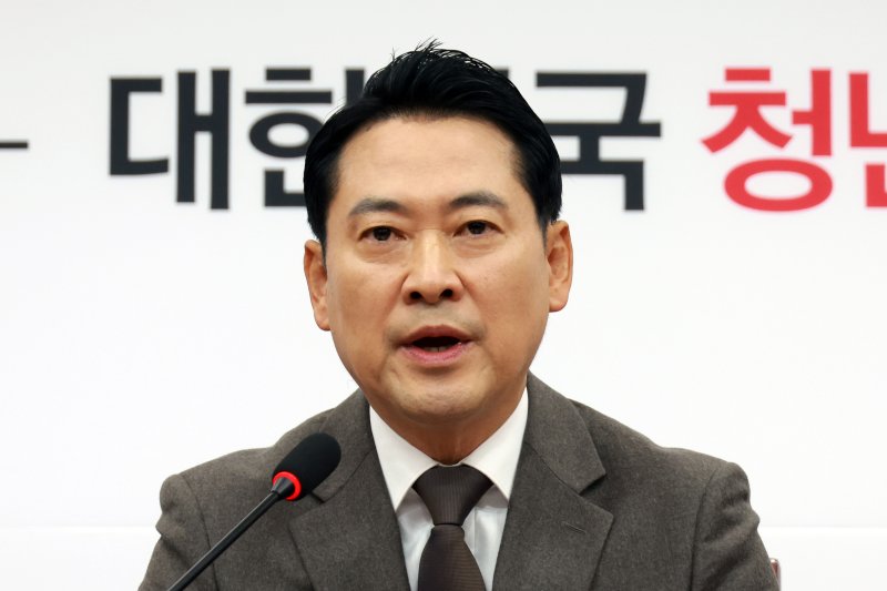 [서울=뉴시스] 고승민 기자 = 장동혁 국민의힘 대표가 11일 서울 여의도 국회에서 열린 최고위원회의에서 발언하고 있다. 2025.12.11. kkssmm99@newsis.com