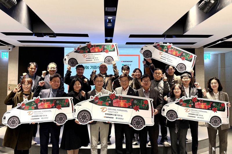 김준현 한국앤컴퍼니 경영총괄(가운데 좌측), 황영기 초록우산 회장(가운데 우측) 등 주요 관계자와 차량을 지원받은 사회복지시설 관계자들이 지난 10일 경기 성남시 테크노플렉스에서 열린 ‘2025 차량나눔 기증식’에 참석해 기념 촬영을 하고 있다. 한국앤컴퍼니그룹 제공.