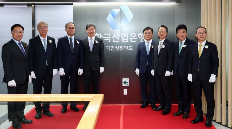 이억원 금융위원장(왼쪽 네번째)가 17일 오후 서울 여의도 산업은행 별관에서 열린 국민성장펀드 사무국 현판식에서 박상진 산업은행 회장 및 5대 금융지주 회장과 현판식을 마치고 기념촬영을 하고 있다. (공동취재) 2025.11.17/뉴스1 ⓒ News1 이재명 기자