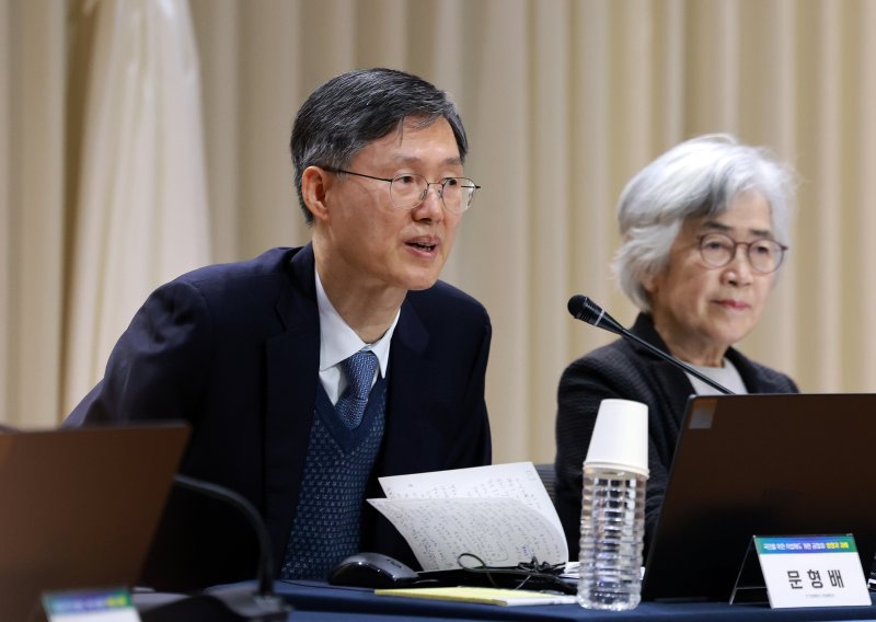 문형배 전 헌법재판관이 11일 서울 서초구 서울법원종합청사에서 '국민을 위한 사법제도 개편' 공청회에서 참석자들에게 인사를 하고 있다. 2025.12.11/뉴스1 ⓒ News1 이호윤 기자