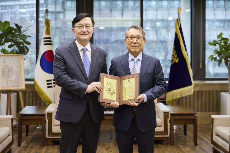 유홍림 총장이 지난 11일 서울대 행정관에서 이 전 대표에게 기부 감사패를 전달했다.(서울대 제공)