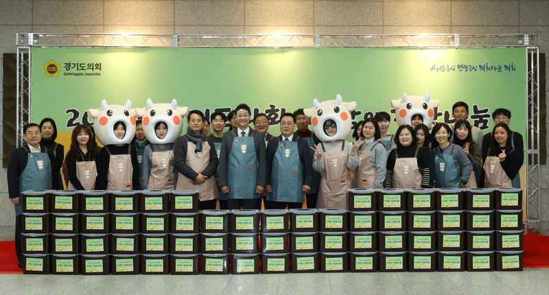 경기도의회가 11일 진행한 '2025년 사랑의 김장나눔 행사'. 경기도의회 제공