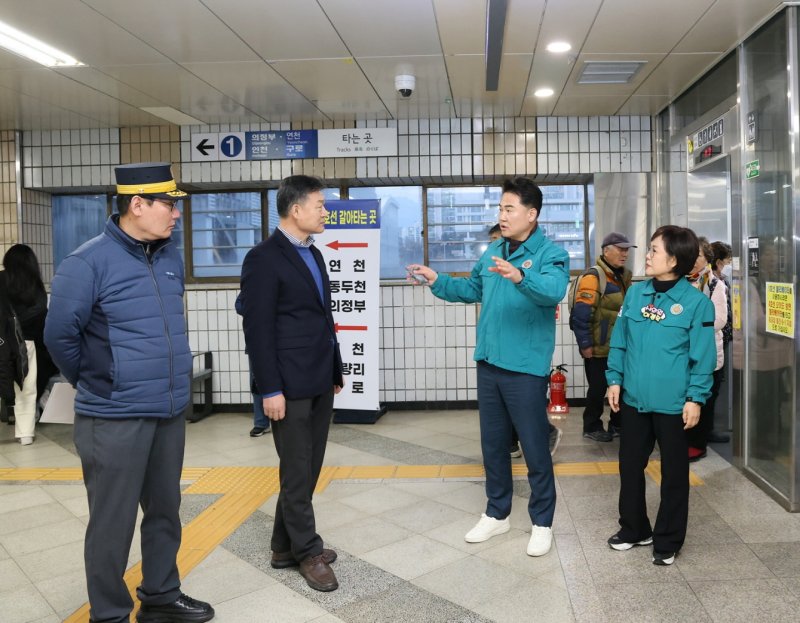 [서울=뉴시스] 지난 12월 10일 창동역을 찾은 오언석 도봉구청장이 15일부터 운영될 창동역 내부 동-서 이동통로를 점검하고 관계자들과 대화를 나누고 있다. 2025.12.11. (사진=도봉구 제공) *재판매 및 DB 금지