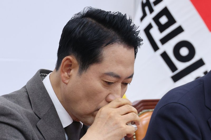장동혁 국민의힘 대표가 11일 서울 여의도 국회에서 열린 최고위원회의에서 목을 축이고 있다. 2025.12.11/뉴스1 ⓒ News1 신웅수 기자