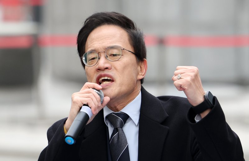 [서울=뉴시스] 김선웅 기자 = 박주민 더불어민주당 의원이 11일 서울 종로구 광화문광장에서 제9회 전국동시지방선거 서울시장 출마를 선언하고 있다. 2025.12.11. mangusta@newsis.com