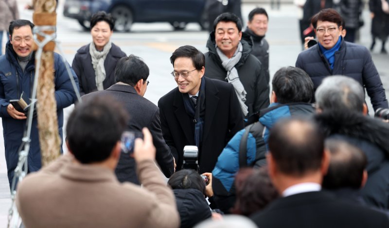 [서울=뉴시스] 김선웅 기자 = 박주민 더불어민주당 의원이 11일 서울 종로구 광화문광장에서 제9회 전국동시지방선거 서울시장 출마를 선언을 앞두고 지지자들과 인사를 나누고 있다. 2025.12.11. mangusta@newsis.com