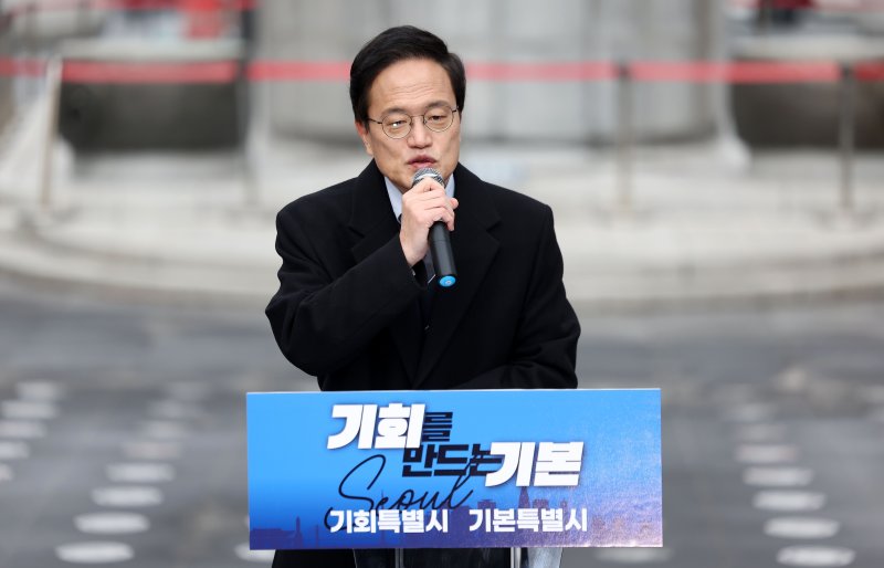 [서울=뉴시스] 김선웅 기자 = 박주민 더불어민주당 의원이 11일 서울 종로구 광화문광장에서 제9회 전국동시지방선거 서울시장 출마를 선언하고 있다. 2025.12.11. mangusta@newsis.com