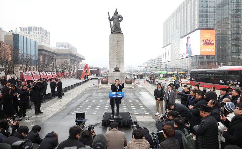 [서울=뉴시스] 김선웅 기자 = 박주민 더불어민주당 의원이 11일 서울 종로구 광화문광장에서 제9회 전국동시지방선거 서울시장 출마를 선언하고 있다. 2025.12.11. mangusta@newsis.com