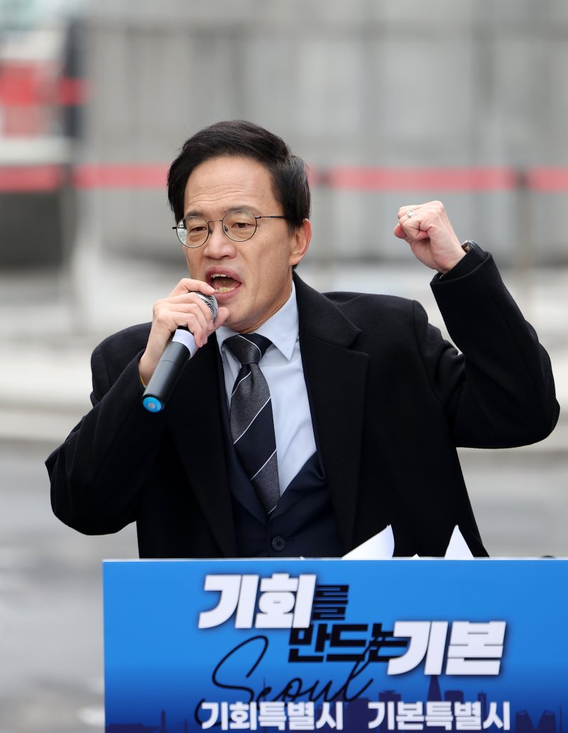 [서울=뉴시스] 김선웅 기자 = 박주민 더불어민주당 의원이 11일 서울 종로구 광화문광장에서 제9회 전국동시지방선거 서울시장 출마를 선언하고 있다. 2025.12.11. mangusta@newsis.com