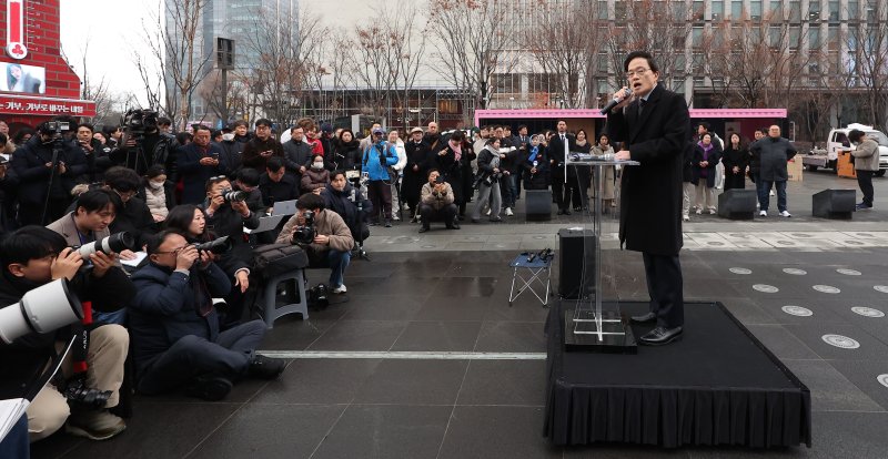 [서울=뉴시스] 김선웅 기자 = 박주민 더불어민주당 의원이 11일 서울 종로구 광화문광장에서 제9회 전국동시지방선거 서울시장 출마를 선언하고 있다. 2025.12.11. mangusta@newsis.com