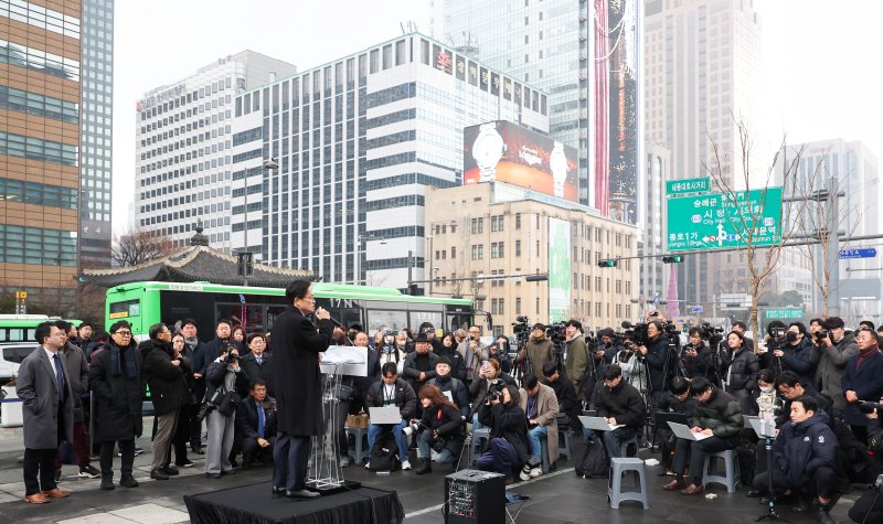[서울=뉴시스] 김선웅 기자 = 박주민 더불어민주당 의원이 11일 서울 종로구 광화문광장에서 제9회 전국동시지방선거 서울시장 출마를 선언하고 있다. 2025.12.11. mangusta@newsis.com