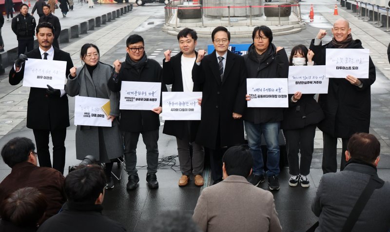 [서울=뉴시스] 김선웅 기자 = 박주민 더불어민주당 의원이 11일 서울 종로구 광화문광장에서 제9회 전국동시지방선거 서울시장 출마를 선언한 뒤 지지 시민 7인과 기념사진을 촬영하고 있다. 2025.12.11. mangusta@newsis.com