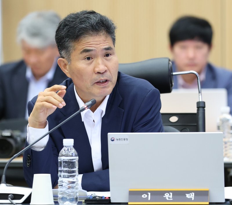 이원택 더불어민주당 의원이 17일 전북 전주시 농촌진흥청에서 열린 농림축산식품해양수산위원회 국정감사에서 질의를 하고 있다. 2025.10.17/뉴스1 ⓒ News1 유경석 기자