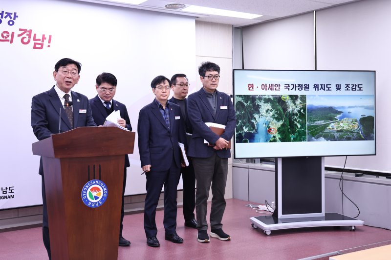 [창원=뉴시스]경남도 김용만 환경산림국장이 11일 도청 프레스센터에서 거제시 한·아세안 국가정원 조성사업 재추진 관련 재기획 용역 국비 5억원 확보 등에 대해 브리핑하고 있다.(사진=경남도 제공) 2025.12.11. photo@newsis.com