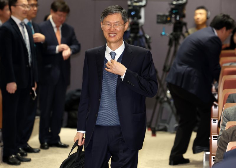 [서울=뉴시스] 이영환 기자 = 윤석열 전 대통령 탄핵심판 당시 헌법재판소장 권한대행을 맡은 문형배 전 헌법재판관이 11일 오전 서울 서초구 서울법원종합청사 청심홀에서 열린 국민을 위한 사법제도 개편 공청회 : 방향과 과제 3일차 종합토론 '대한민국 사법부가 나아갈 길에 참석하고 있다. 2025.12.11. 20hwan@newsis.com