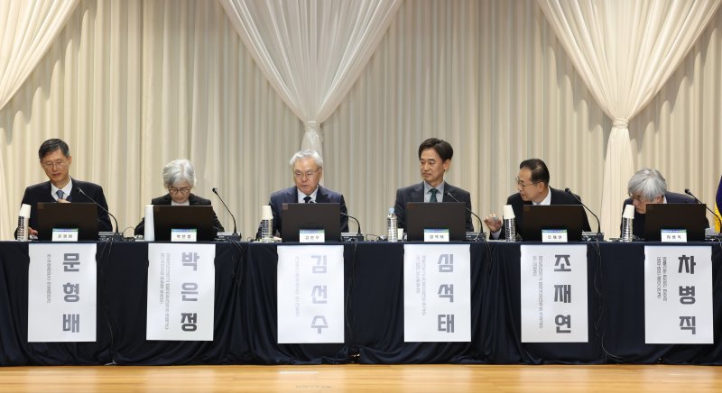 [서울=뉴시스] 이영환 기자 = 11일 오전 서울 서초구 서울법원종합청사 청심홀에서 국민을 위한 사법제도 개편 공청회 : 방향과 과제 3일차 종합토론 '대한민국 사법부가 나아갈 길'이 진행되고 있다. 왼쪽부터 황인성 법원행정처 기획조정실 기획총괄심의관, 문형배 전 헌법재판관, 박은정 이화여자대학교 법학전문대학원 명예교수, 김선수 사법연수원 석좌교수, 심석태 세명대학교 저널리즘대학원 교수, 조재연 성균관대학교 법학전문대학원 석좌교수, 차병직 법률신문 편집인. 2025.12.11. 20hwan@newsis.com