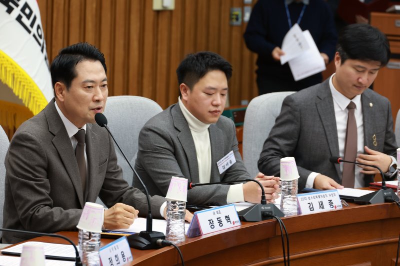 [서울=뉴시스] 고승민 기자 = 장동혁 국민의힘 대표가 11일 서울 여의도 국회에서 열린 2030 쓴소리 특별위원회 임명장 수여식 및 간담회에서 인사말을 하고 있다. 2025.12.11. kkssmm99@newsis.com