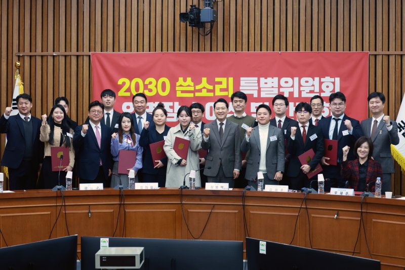 [서울=뉴시스] 고승민 기자 = 장동혁 국민의힘 대표가 11일 서울 여의도 국회에서 열린 2030 쓴소리 특별위원회 임명장 수여식 및 간담회에서 참석자들과 기념촬영하고 있다. 2025.12.11. kkssmm99@newsis.com