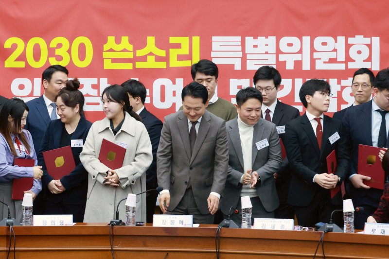 [서울=뉴시스] 고승민 기자 = 장동혁 국민의힘 대표와 참석자들이 11일 서울 여의도 국회에서 열린 2030 쓴소리 특별위원회 임명장 수여식 및 간담회에서 참석자들과 기념촬영을 마친 뒤 자리로 향하고 있다. 2025.12.11. kkssmm99@newsis.com