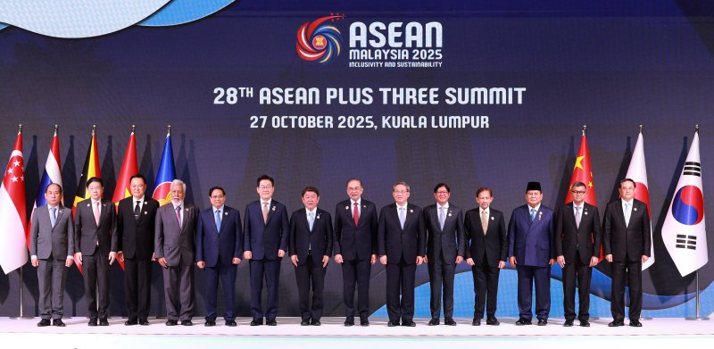 [쿠알라룸푸르=뉴시스] 고범준 기자 = 이재명(왼쪽 여섯번째) 대통령이 27일(현지 시간) 말레이시아 쿠알라룸푸르 컨벤션 센터에서 열린 아세안+3(한중일) 정상회의에서 각국 참석자들과 기념촬영을 하고 있다.왼쪽부터 하우 칸 솜 미얀마 외교부 사무차관, 로런스 웡 싱가포르 총리, 아누틴 찬위라꾼 태국 총리, 사나나 구스마오 동티모르 총리, 팜 민 찐 베트남 총리, 이 대통령, 모테기 도시미쓰 일본 외무대신, 안와르 이브라힘 말레이시아 총리, 리창 중국 총리, 페르디난드 마르코스 필리핀 대통령, 하사날 볼키아 브루나이 국왕, 프라보워 