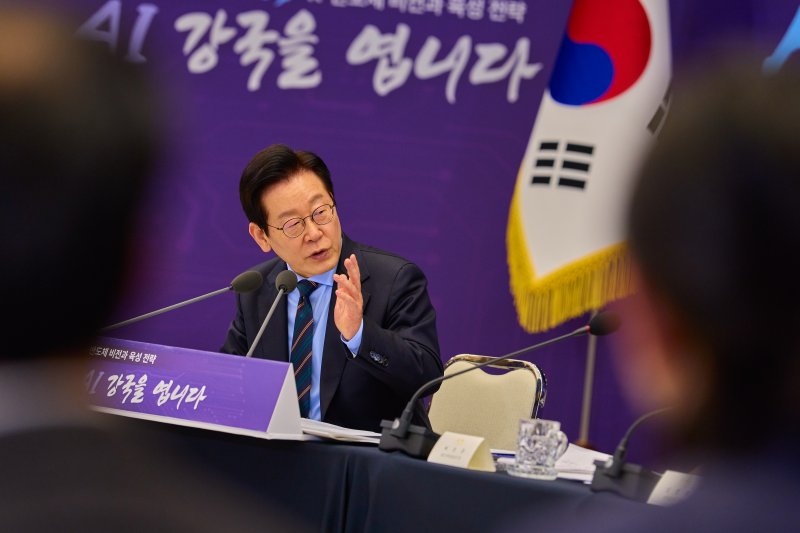 이재명 대통령이 10일 서울 용산 대통령실 청사에서 열린 AI 시대의 K-반도체 비전과 육성전략 보고회에서 발언하고 있다. (대통령실 제공. 재판매 및 DB 금지) 2025.12.10/뉴스1 ⓒ News1 허경 기자