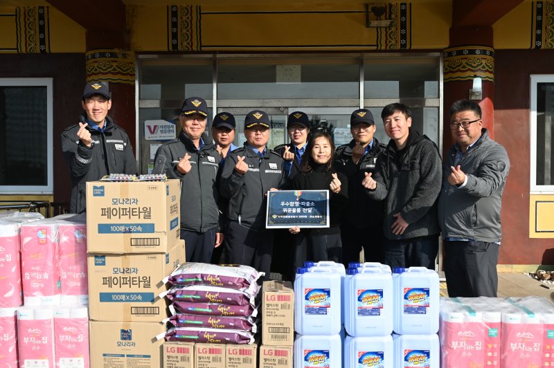 [제주=뉴시스] 서귀포해양경찰서 3003함과 화순파출소가 11일 오전 지역내 장애인복지시설에 생필품을 기부하고 기념 사진을 찍고 있다. 최우수 함정 및 파출소에 선정된 포상금 100만원을 활용해 전달했다. (사진=서귀포해양경찰서 제공) 2025.12.11. photo@newsis.com