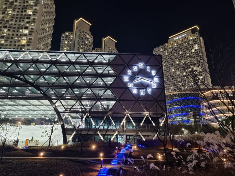 [화성=뉴시스]동탄호수공원 주차타워 벽시계.(사진=화성시 제공)2025.12.11.photo@newsis.com *재판매 및 DB 금지